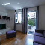 דירה Welcomely - Violet House & Garden