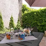 Welcomely - Violet House & Garden * לקו