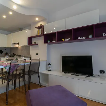 Welcomely - Violet House & Garden