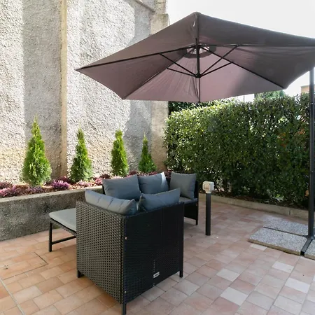 Welcomely - Violet House & Garden Daire