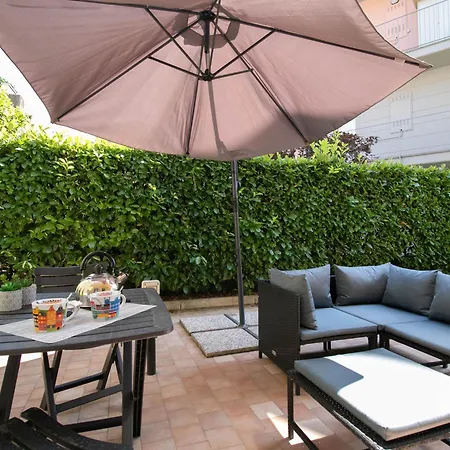 Welcomely - Violet House & Garden Daire *