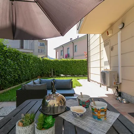 Welcomely - Violet House & Garden Daire