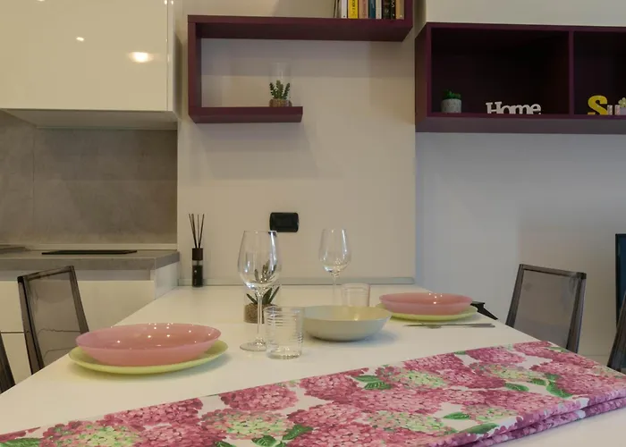 Welcomely - Violet House & Garden *