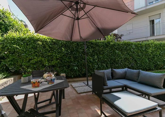 Welcomely - Violet House & Garden