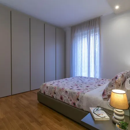 Welcomely - Violet House & Garden Apartman