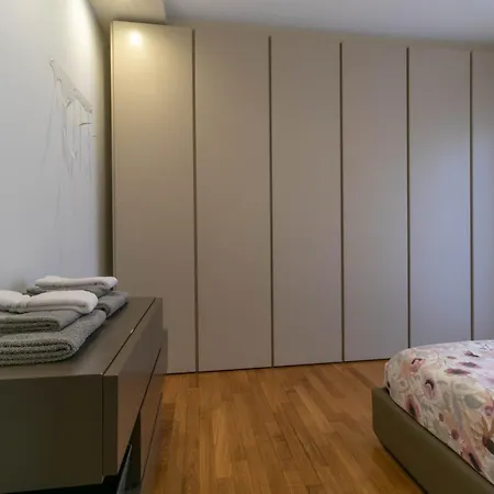 Welcomely - Violet House & Garden Apartament