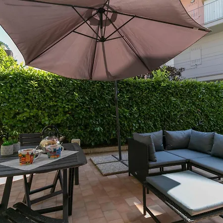 Welcomely - Violet House & Garden